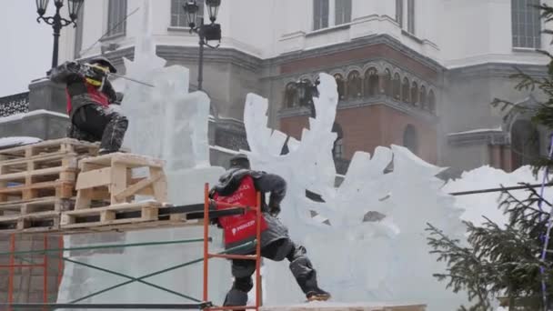 Yekaterinburg Russia January 2022 Workers Cut Ice Figures Out Ice — Video