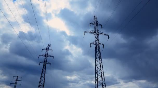 Hareket Eden Mavi Bulutların Arasında Güç Kuleleri Var Yüksek Voltaj — Stok video