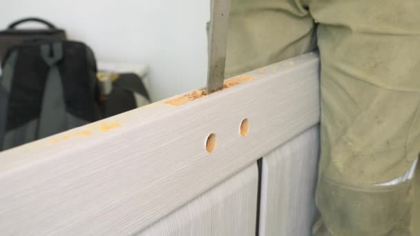 Chiseling Una Ranura Una Puerta Madera Para Insertar Una Cerradura — Vídeos de Stock