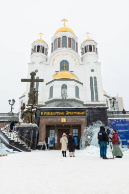 Yekaterinburg 'da. - Rusya. 01/03/2022. Tsarskaya Caddesi 'ndeki Kan Kilisesi. Son Rus İmparatoru II. Nicholas ve ailesinin idam edildiği yer. Noel için hazırlanıyorum. Hafif kar var..