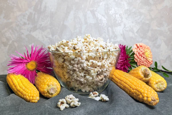 Fertiges Popcorn Wird Einer Glasschüssel Zusammen Mit Rohem Reifen Mais — Stockfoto