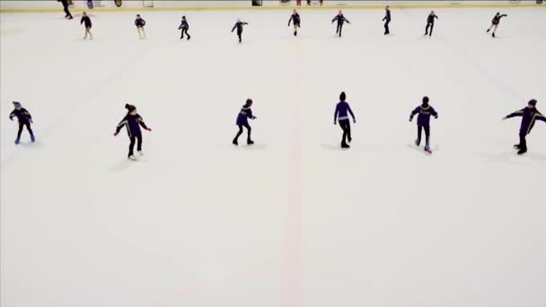 子供と青年は屋内スケートリンク トレーニングフィギュアスケート 子供のセクションの選手にフィギュアスケートに従事しています ウクライナ ドニプロ12 12月2021 — ストック動画