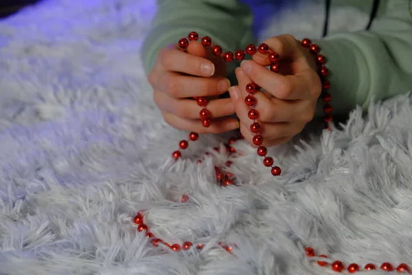 Close Hand Little Girl Who Sorting Red Beads Her Hands — стоковое фото