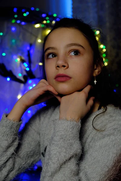 Portrait Teenage Girl Blue Eyes Natural Eyebrows Surrounded Glowing Garland — стоковое фото