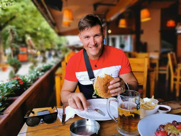 Retrato Joven Atlético Comiendo Una Hamburguesa Café Callejero Comida Rápida Imagen De Stock