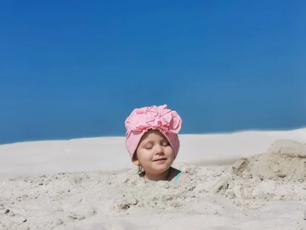 Ένα Μικρό Παιδί Παίζει Στην Άμμο Στην Παραλία Θαμμένο Μέχρι — Φωτογραφία Αρχείου