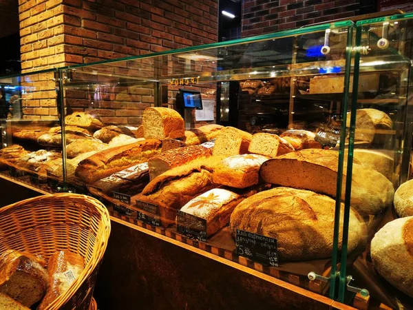 Deliciosos Panes Una Panadería Escaparate Varios Tipos Panecillos Panes Baguettes —  Fotos de Stock