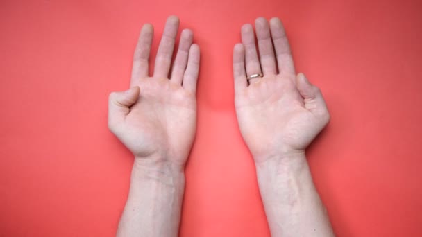 神経外科の手首の傷手の切断親指の動きに制限がある 腱の発達 赤い背景の男性の手 — ストック動画