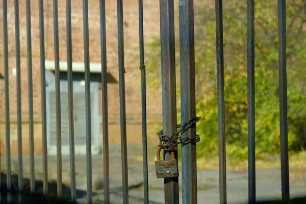 Las Viejas Puertas Fábrica Están Cerradas Con Una Vieja Cadena —  Fotos de Stock