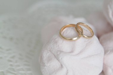 Nikah yüzükleri sonsuz aile sevgisinin sembolüdür. Şekerlemelerde altın yüzükler. Düğün yemeği. 14 Şubat 'ta. Evlilik yemini. Evlilik, balayı, aşkın sembolizmi. Yeni aile. 