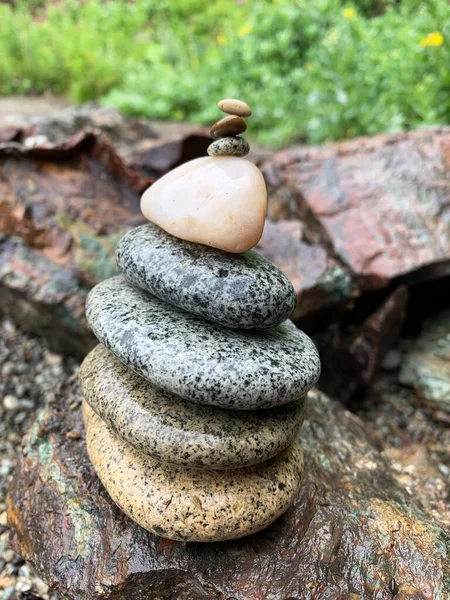 Balance Stones Pebbles Different Sizes Balance One One Garden Pyramid — Stock Photo, Image