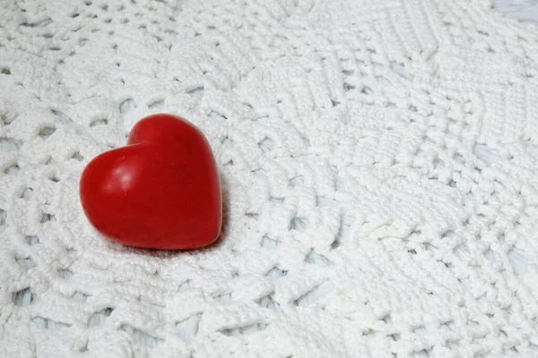 Beyaz Dantel Örgülü Seramik Kırmızı Kalp Tığ Işi Sevdiği Hobi — Stok fotoğraf