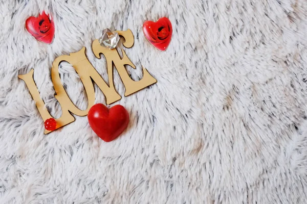 Holzschild Liebe Dekoriert Mit Einem Roten Keramikherz Auf Einem Weichen — Stockfoto