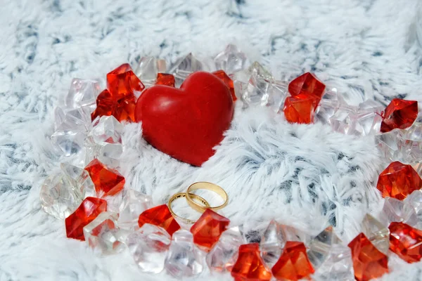 Rotes Herz Und Goldene Ringe Auf Einem Weichen Und Flauschigen — Stockfoto