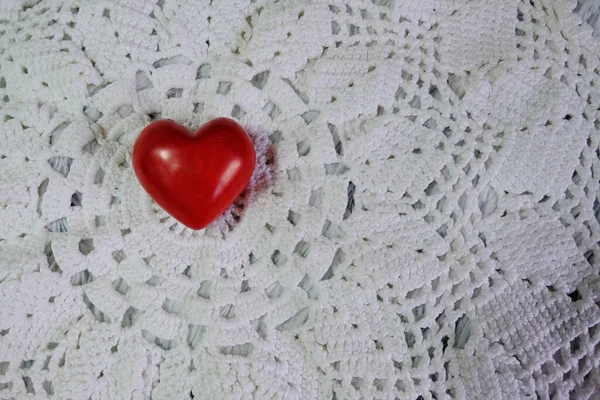 Keramisches Rotes Herz Auf Weißem Spitzenstrickstoff Häkeln Lieblingshobby Valentine Der — Stockfoto