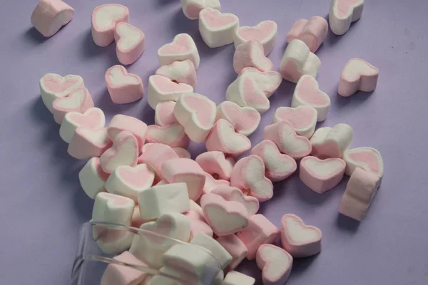 Marshmallows Form Ett Hjärta Lila Bakgrund Veri Peri Mockup Topp — Stockfoto