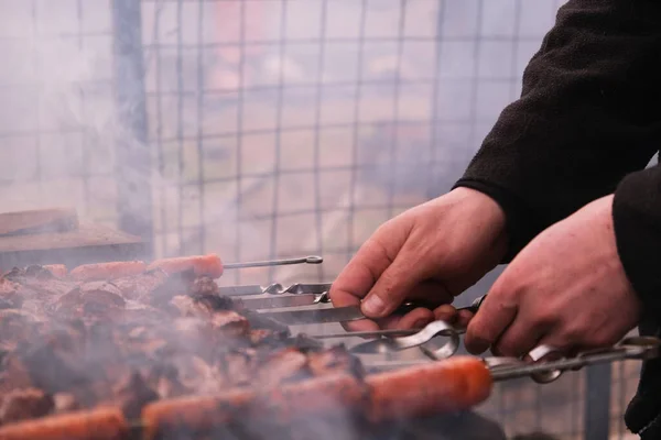 Мужчина Жарит Мясо Огне Закрытие Рук Шашлык Кебаб Приготовление Свиной — стоковое фото