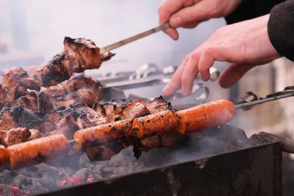 Мужчина Жарит Мясо Огне Закрытие Рук Шашлык Кебаб Приготовление Свиной — стоковое фото