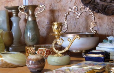 Fincanlı porselen çay seti, çaydanlık. Bit pazarında satılacak antika antikalar. Güzel retro servis