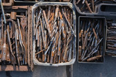 Testere üzerinde eski daireler. Antika koleksiyonu için bit pazarında ya da garajda satılan eski paslı metal ve pirinç parçalarını toplu olarak gösteren eski matkaplar. Paslı tuşlar ve araçlar 