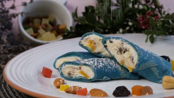 Gebratene Pfannkuchen Auf Einem Weißen Teller Türkis Und Blau Bliny — Stockvideo