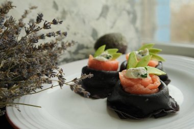 Renkli krepler. Mürekkepbalığı mürekkebi, somon balığı ve avokado ile siyah gözleme. Siyah yemek. Krep haftası. Vejetaryen krepleri. Deniz ürünleri. Faydalı bir öğle yemeği. Ev yapımı yemek, restoran servisi..