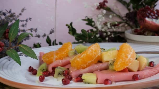 Τηγανίτες Ροζ Γλυκιά Ζύμη Φρούτα Και Μέλι Μανταρίνια Ακτινίδια Σπόροι — Αρχείο Βίντεο