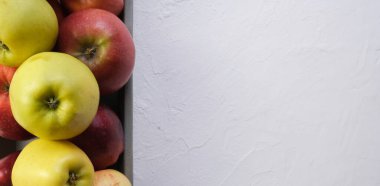 Yeşil ve kırmızı elmalar kapanıyor. Meyve suyu. Faydalı bir atıştırma. Vejetaryen yemeği. Lezzetli, sağlıklı atıştırmalıklar. Vitaminler, mikro elementler. Yağ yanıyor. Boşluğu kopyala