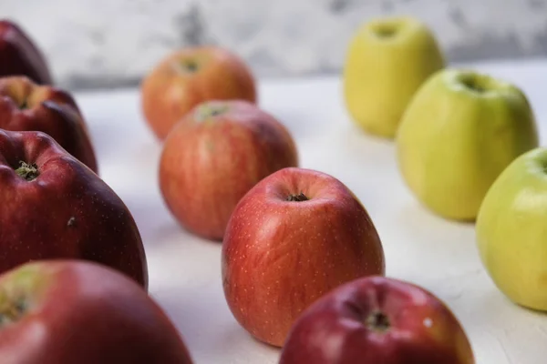 Zöld Vörös Alma Közeledik Szaftos Gyümölcsök Hasznos Rágcsálnivaló Vegetáriánus Kaja — Stock Fotó