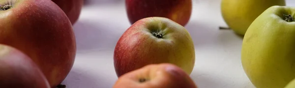 Zöld Vörös Alma Közeledik Szaftos Gyümölcsök Hasznos Rágcsálnivaló Vegetáriánus Kaja — Stock Fotó