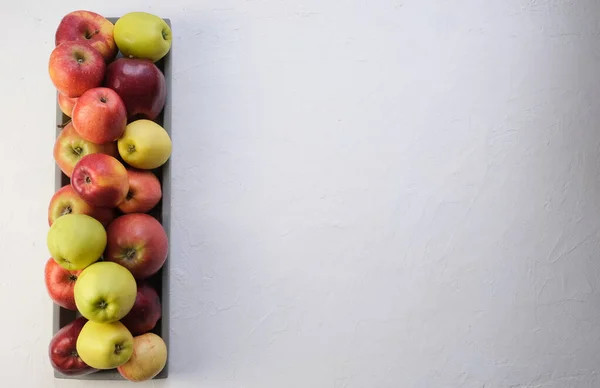 Mele Verdi Rosse Vicino Frutta Succosa Uno Spuntino Utile Cibo — Foto Stock