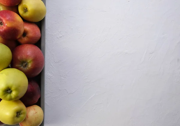 Mele Verdi Rosse Vicino Frutta Succosa Uno Spuntino Utile Cibo — Foto Stock