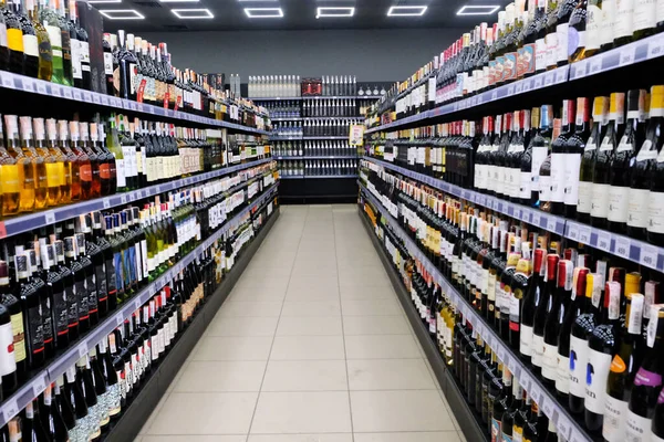 Marzo 2022 Ucrania Dnipro Supermercado Vinos Del Mundo Departamento Alcohol Fotos De Stock