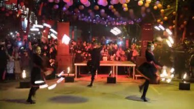 5 Şubat 2022 Ukrayna, Dnipro. Ateş gösterisi. Ateş tiyatrosu. Kıvılcımlar, alevler Sokaklarda halk için performans sergilemek. Çin Yeni Yıl Kutlaması. Konsept: ateşle oyunlar. Piroteknik