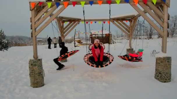 Rodina Jezdí Houpačce Zimním Mrazivém Počasí Máma Dětmi Chodí Zimě — Stock video