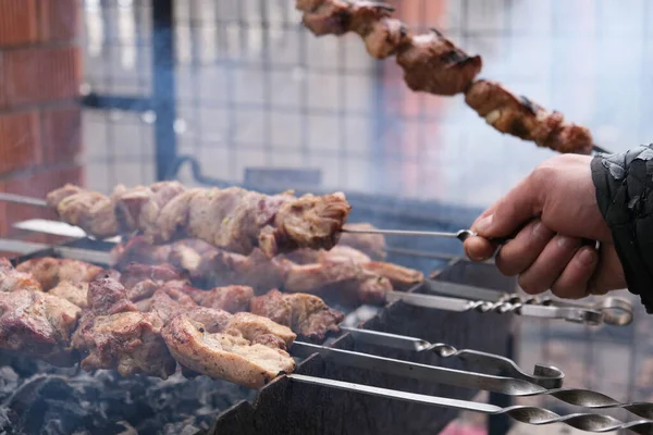 Человек Жарит Мясо Костре Крупный План Рук Барбекю Жареная Свиная — стоковое фото