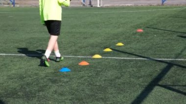 25 Mart 2022 Ukrayna, Dnipro, Nike logoları. Futbolcular sokakta antrenman yapıyor. Sahada spor malzemeleri var. Gol! Gol! Çocuklar savaş sırasında futbol sahasında oynuyorlar..