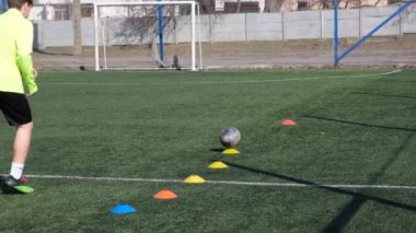 25 Mart 2022 Ukrayna, Dnipro, Nike logoları. Futbolcular sokakta antrenman yapıyor. Sahada spor malzemeleri var. Gol! Gol! Çocuklar savaş sırasında futbol sahasında oynuyorlar..