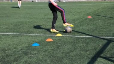 25 Mart 2022 Ukrayna, Dnipro, Nike logoları. Futbolcular sokakta antrenman yapıyor. Sahada spor malzemeleri var. Gol! Gol! Çocuklar savaş sırasında futbol sahasında oynuyorlar..