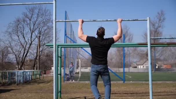 Handsome Slender Man Goes Sports Guy Pulls Street Horizontal Bar — Stock Video