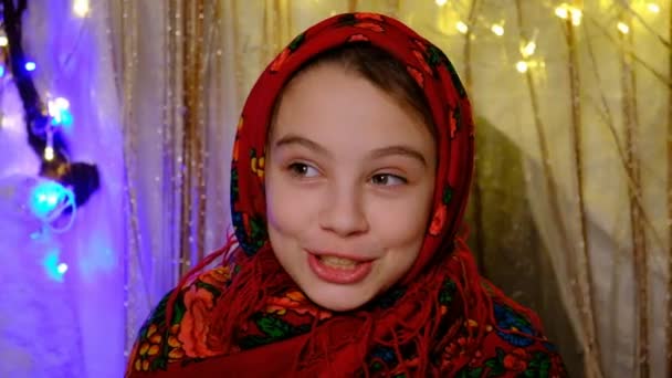 Een Mooi Meisje Zit Een Prachtig Geschilderde Sjaal Met Een — Stockvideo
