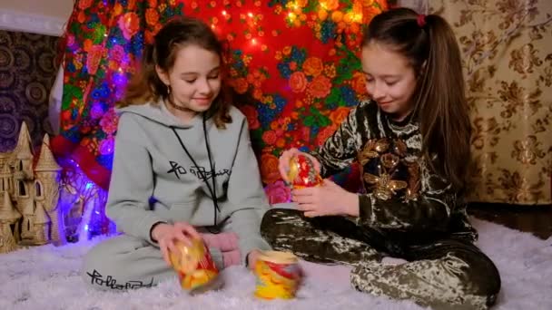 Дві Вродливі Дівчини Сидять Гарному Розмальованому Шарфі Традиційним Візерунком Діти — стокове відео