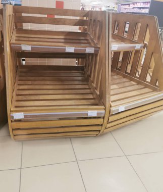 7 Nisan 2022 Ukrayna. Dnepr. Rusya Federasyonu ile savaş sırasında dükkanlarda boş raflar, yiyecek ve erzak eksikliği. Yiyecek eksikliği. Ekmek satışıyla ilgili sorunlar. İnsani afet, kıtlık..