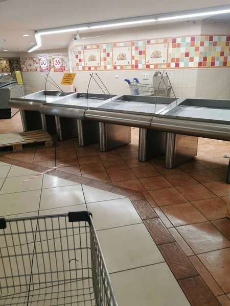 7 Nisan 2022 Ukrayna. Dnepr. Rusya Federasyonu ile savaş sırasında dükkanlarda boş raflar, yiyecek ve erzak eksikliği. Yiyecek eksikliği. Ekmek satışıyla ilgili sorunlar. İnsani afet, kıtlık..