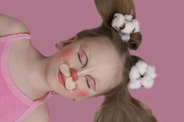 Une Fille Aux Yeux Bleus Maquillage Enfant Enfant Avec Drôle — Photo