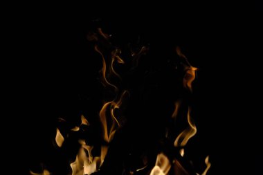 Ateş ve duman desenli siyah bir arkaplan. Geçmişi ve dokusu. Şöminede görsel ateş kalıntıları var.