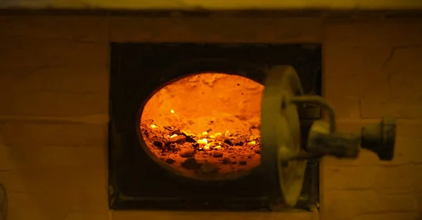 火を調理し 暖炉や暖炉の中で吹いてください 火災を開始する場所 安定した火のための空気供給 代替暖房 火の上の料理 — ストック写真