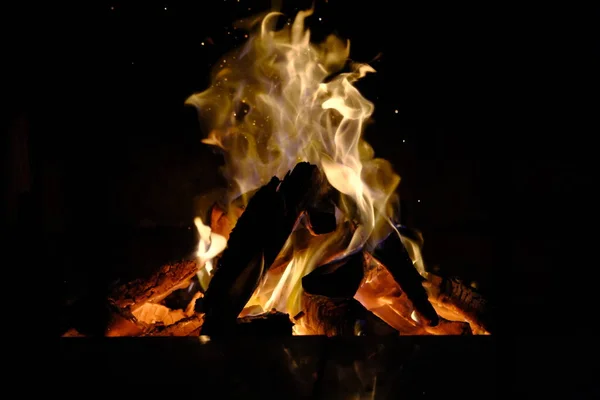 Fogo Lareira Sobre Fundo Escuro Grande Incêndio Casa Aquecimento Alternativo — Fotografia de Stock