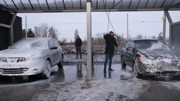 Seorang Pria Mencuci Mobilnya Pencucian Mobil Mandiri Musim Semi Transportasi — Stok Video