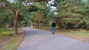 Ukrayna 'daki Dinyeper Nehri' nin (Dnepr) akışı, yavaş ve sakin bir nehir, geniş bir sızıntı. Suyun ağzı. Manzaranın huzur ve sükuneti. Doğa hakkında bir blog için ekran koruyucu.